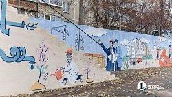 Стены в Ленинском районе Челябинска украсили цветущими яблонями, русалками и чудовищами