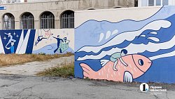 Стены в Ленинском районе Челябинска украсили цветущими яблонями, русалками и чудовищами