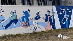 Стены в Ленинском районе Челябинска украсили цветущими яблонями, русалками и чудовищами