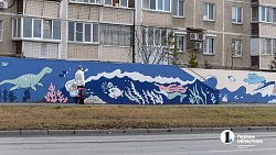 Стены в Ленинском районе Челябинска украсили цветущими яблонями, русалками и чудовищами