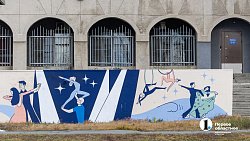 Стены в Ленинском районе Челябинска украсили цветущими яблонями, русалками и чудовищами