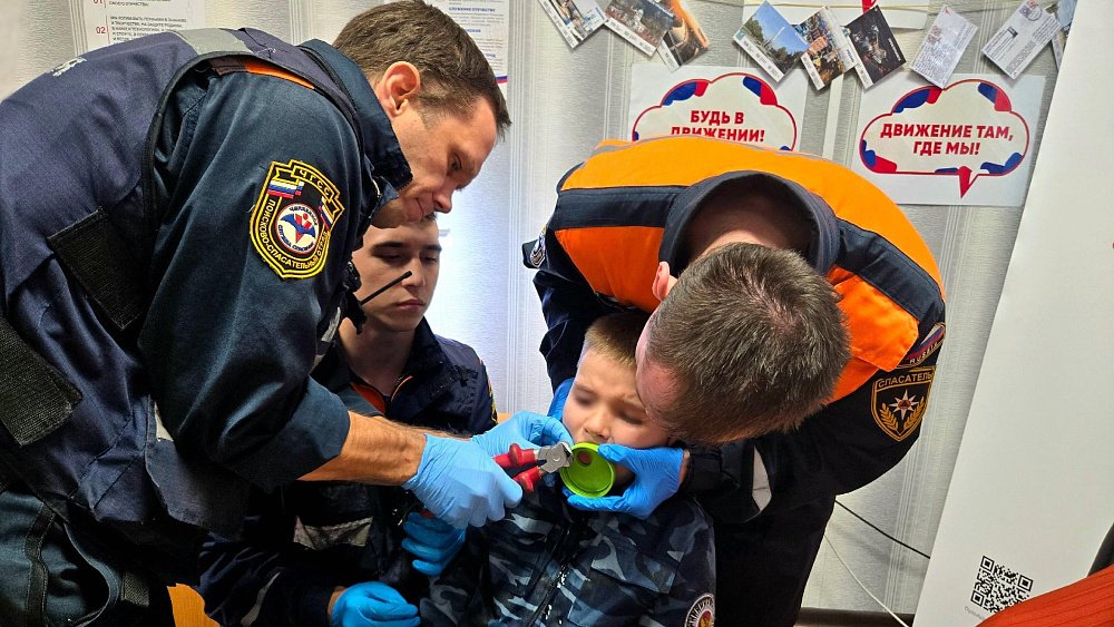 В Челябинске школьник засунул язык в горлышко спортивной бутылки и застрял