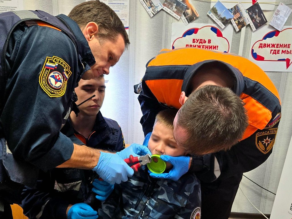 В Челябинске школьник засунул язык в горлышко спортивной бутыли и застрял