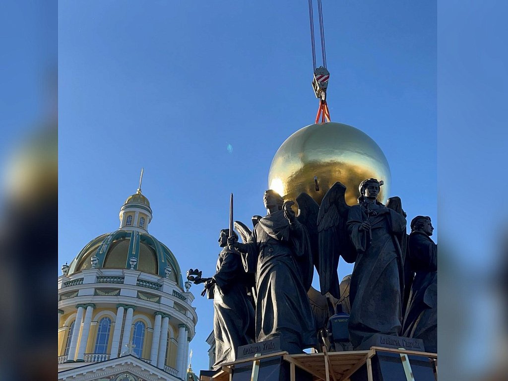 В Челябинске приступили к монтажу скульптуры Архистратига Михаила