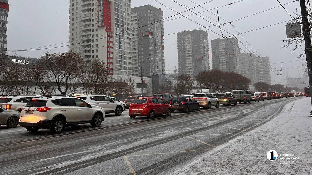 Короткая рабочая неделя в Челябинске началась с 9‑балльных пробок