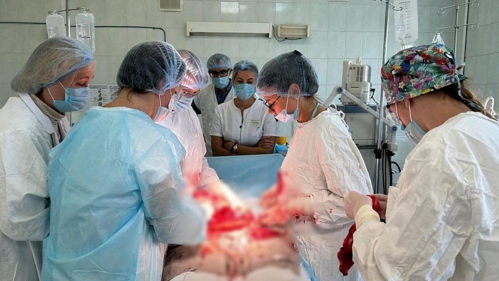 В Челябинске женщине с гигантской миомой помогли родить здорового малыша