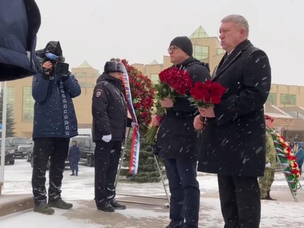 Алексей Текслер почтил память погибших при исполнении сотрудников полиции