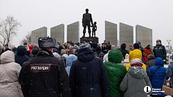 Алексей Текслер почтил память погибших при исполнении сотрудников полиции