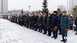 Алексей Текслер почтил память погибших при исполнении сотрудников полиции