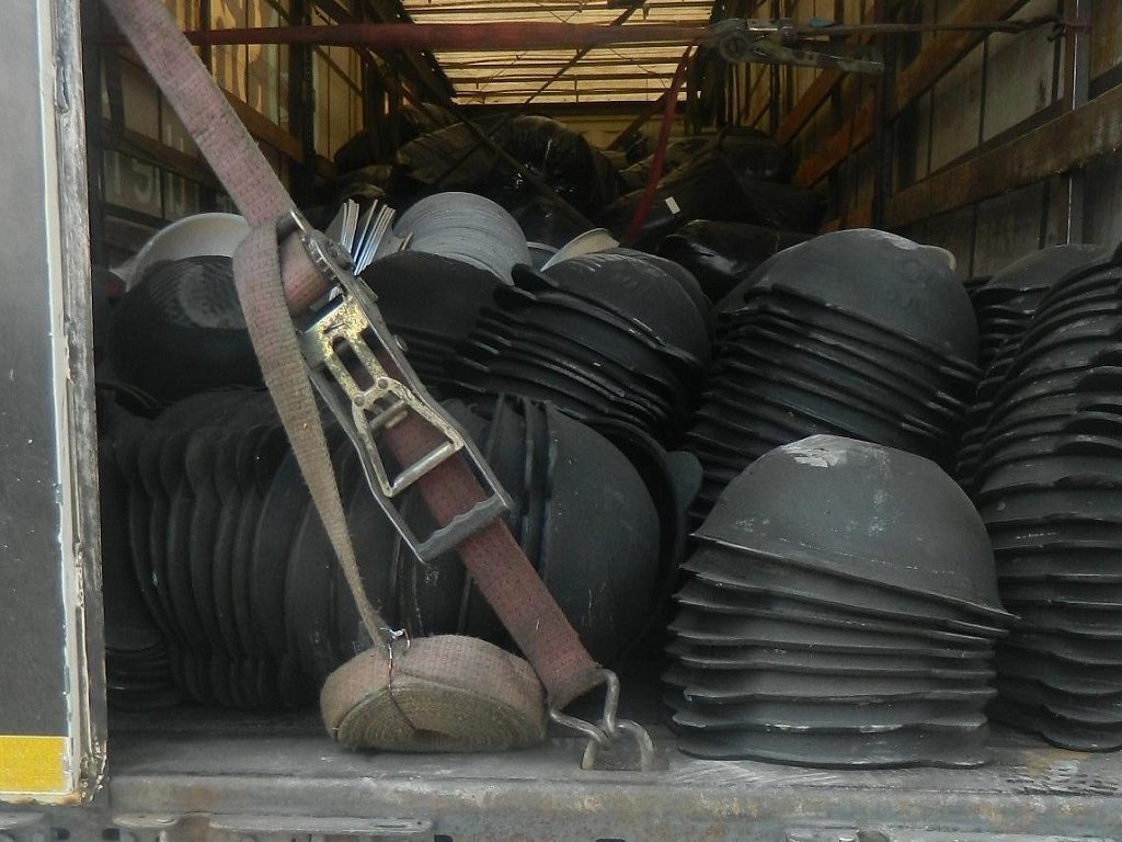 Челябинская таможня не пропустила в Россию почти 3 тысячи чугунных казанов