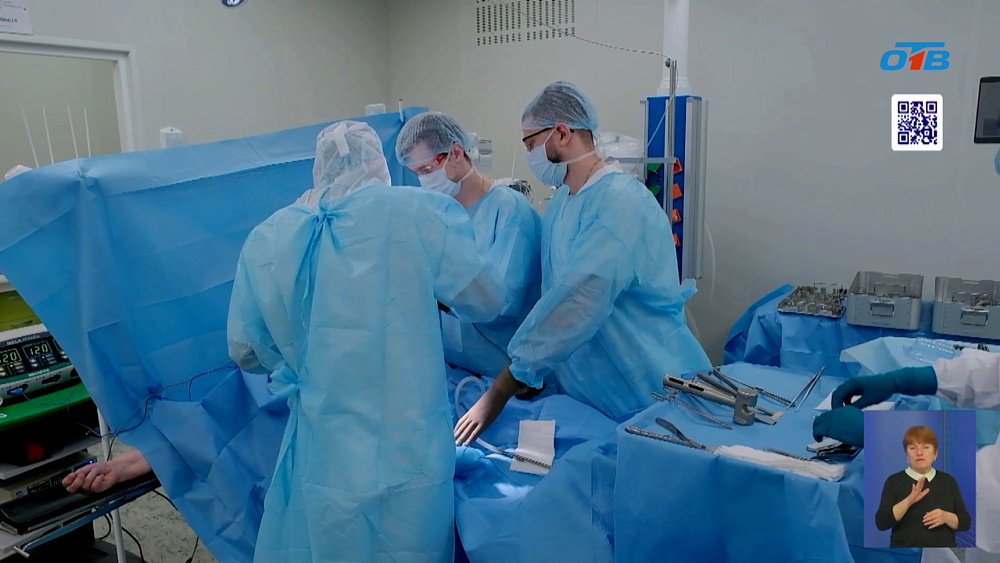 Врач из Челябинска прошел обучение по протезированию коленного сустава с роботом-ассистентом