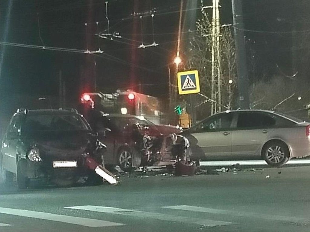 Водитель и три пассажира Lada пострадали в ДТП в Челябинске