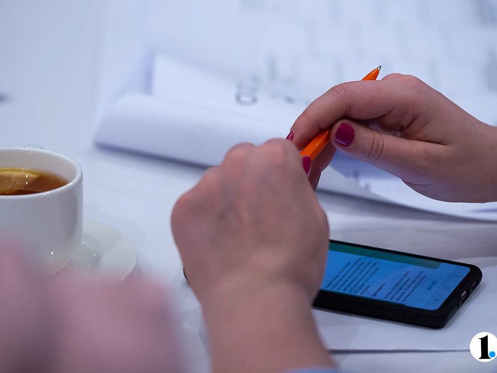 Больше половины челябинцев не готовы доверить ИИ контроль над рабочими чатами