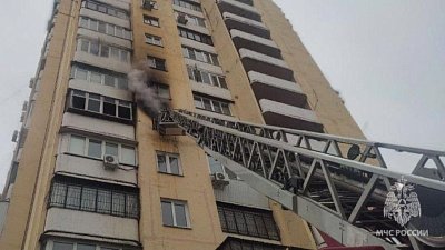 В Челябинске на пожаре в многоэтажке спасли двух человек