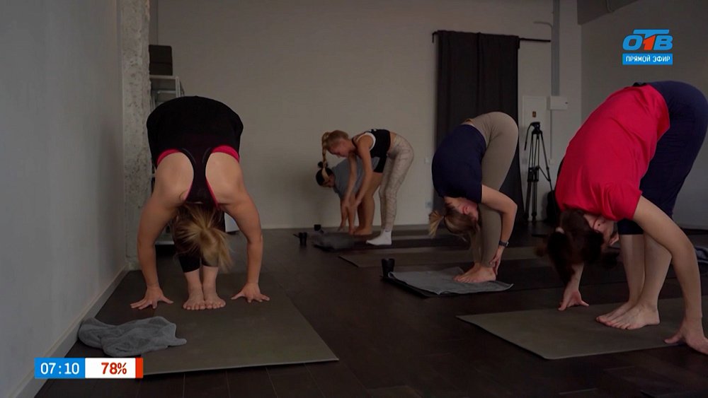 Тропические асаны в сюжете «Горячая йога»