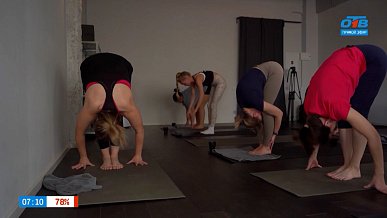 Тропические асаны в сюжете «Горячая йога»