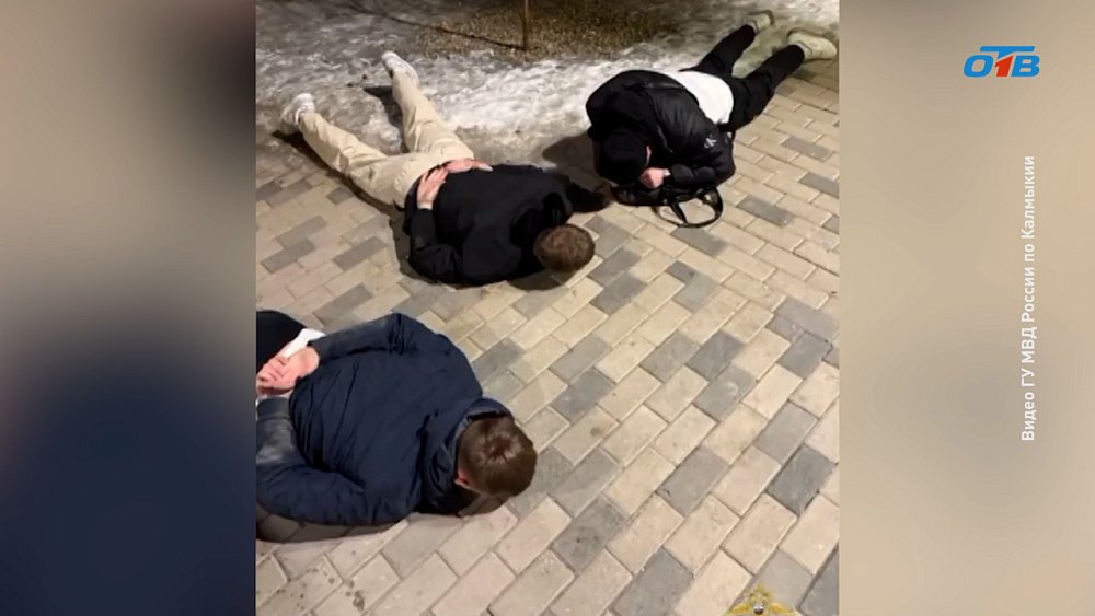 В Калмыкии полицейские задержали семнадцать аферистов