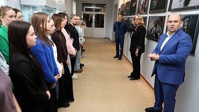 В челябинском вузе участник СВО открыл фотовыставку «Сила в правде»