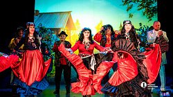 «Зорко лишь одно сердце»: слабовидящая челябинка выступает на сцене