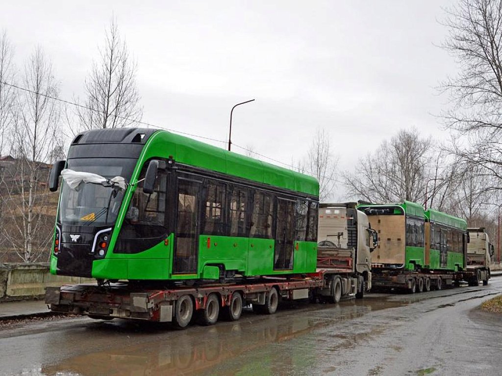 В Челябинск из Усть-Катава привезли первый трехсекционный трамвай