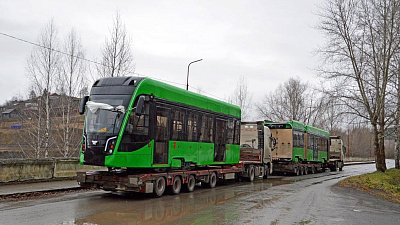 В Челябинск из Усть-Катава привезли первый трехсекционный трамвай