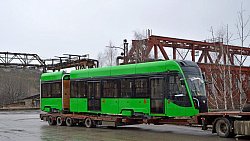 В Челябинск из Усть-Катава привезли первый трехсекционный трамвай