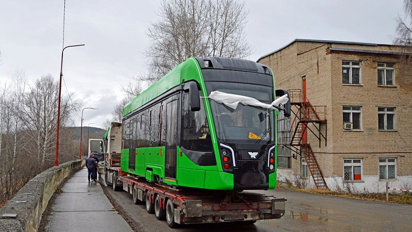УКВЗ поставил в Челябинск первый трехсекционный трамвай для метротрама