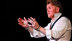 В новом челябинском театре поставили стендап-спектакль с комиком в главной роли