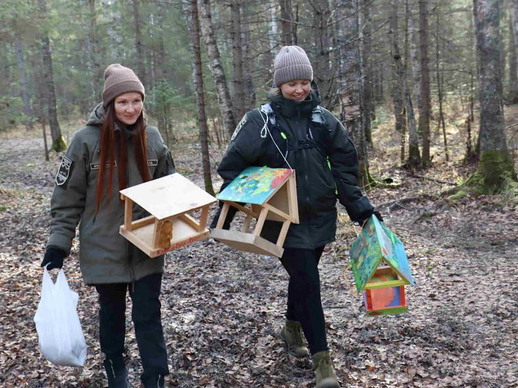В нацпарках Челябинской области волонтеры развесили кормушки для птиц