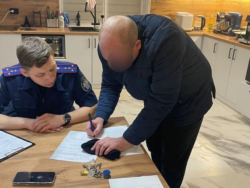 Начальника челябинской колонии уличили в получении взяток от осужденного