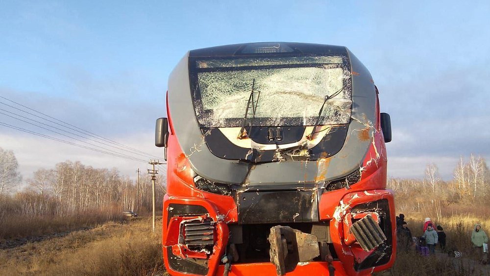 Электричка столкнулась с мусоровозом в Аргаяшском округе