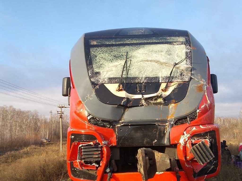 Электричка столкнулась с мусоровозом в Аргаяшском округе