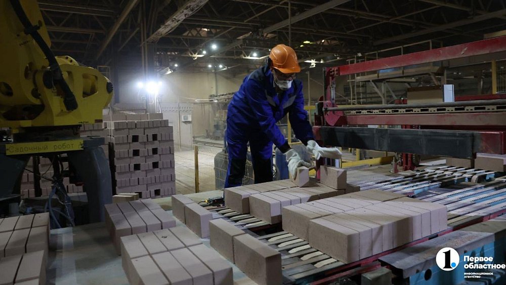 От глины до идеального кирпича: на челябинском заводе показали, как рождается стройматериал