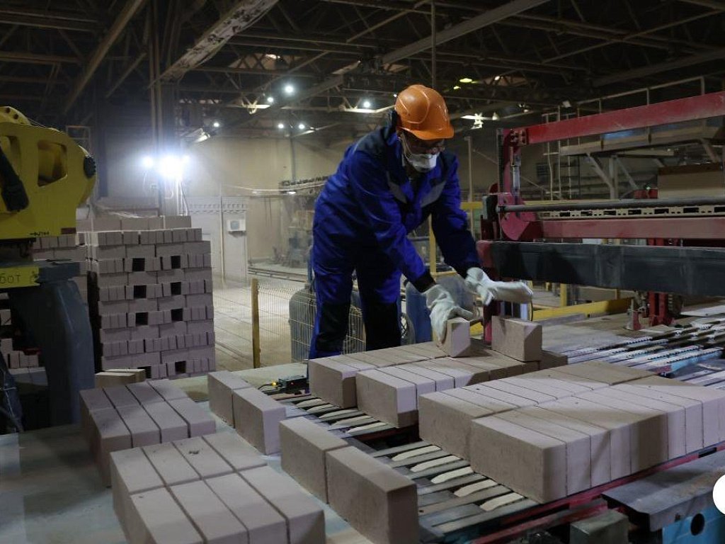 От глины до идеального кирпича: на челябинском заводе показали, как рождается стройматериал