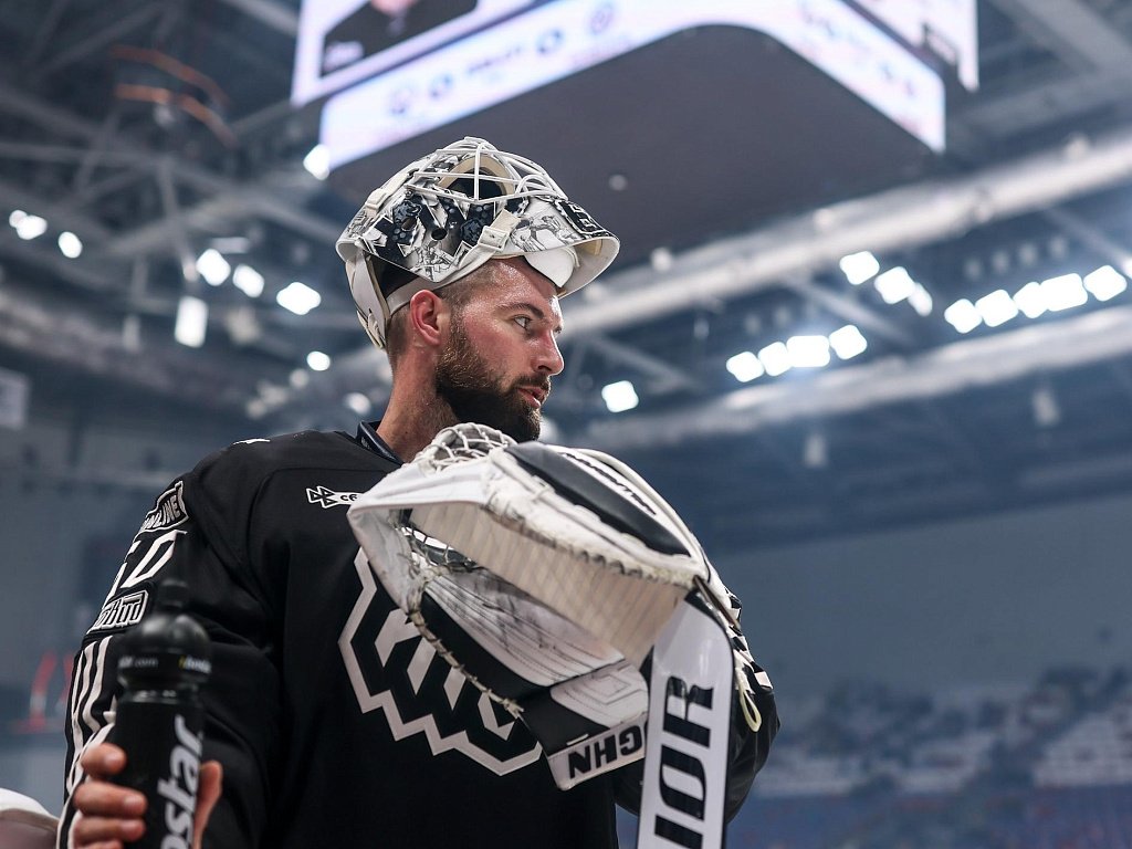 Болельщики освистали голкипера «Трактора» Криса Дригера в матче с «Амуром»