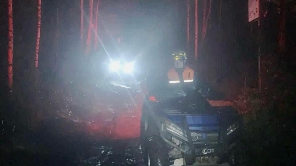 В лесу под Миассом спасатели нашли заблудившуюся пожилую женщину