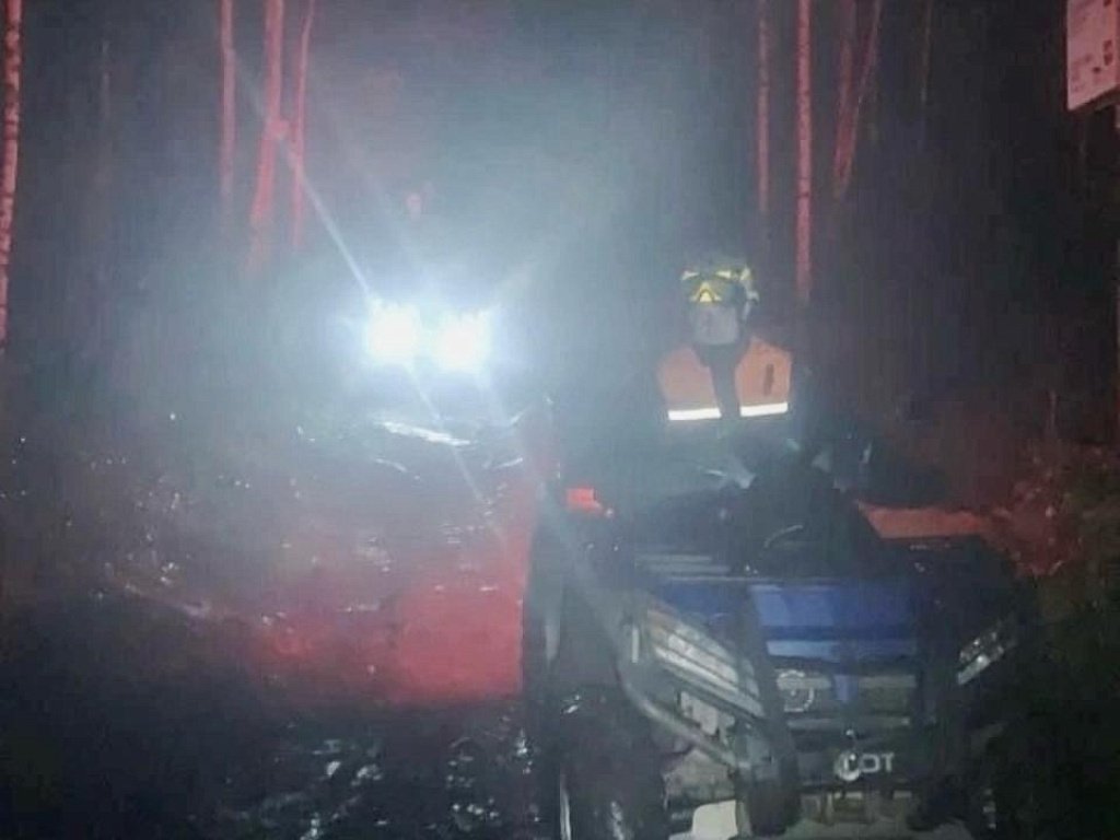 В лесу под Миассом спасатели нашли заблудившуюся пожилую женщину