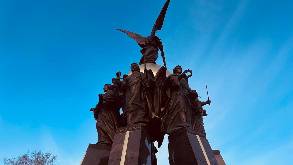 В Челябинске открыли 17‑метровый памятник Собору Архистратига Михаила