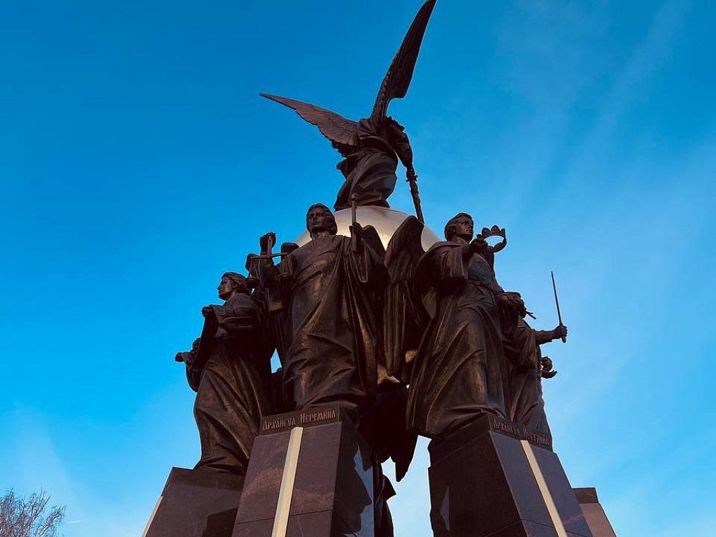 В Челябинске открыли 17‑метровый памятник Собору Архистратига Михаила