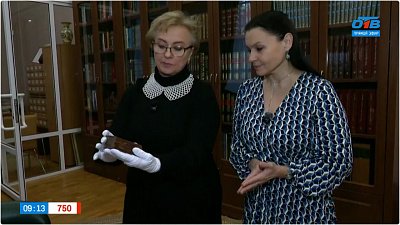 Выставка миниатюрных книг в прямом включении