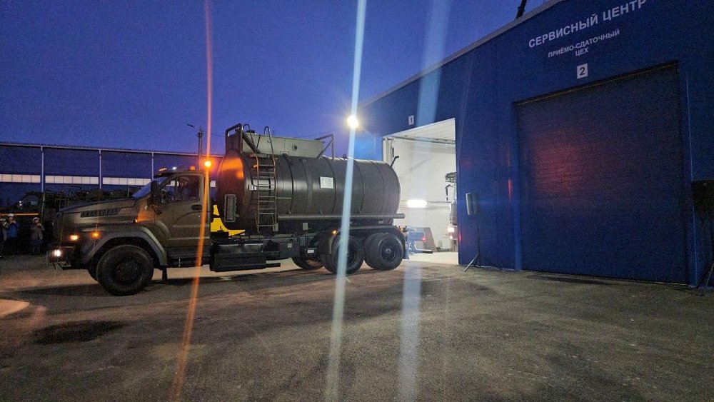 Губернатор передал нацгвардии две машины для заправки техники в полевых условиях