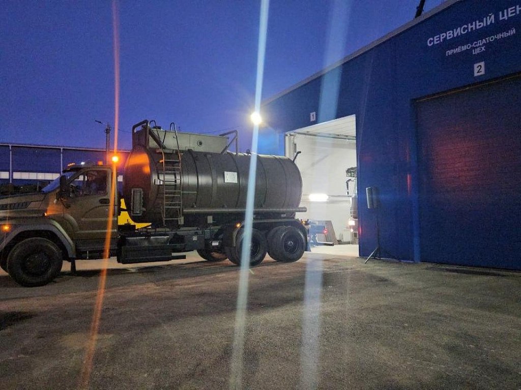 Губернатор передал нацгвардии две машины для заправки техники в полевых условиях