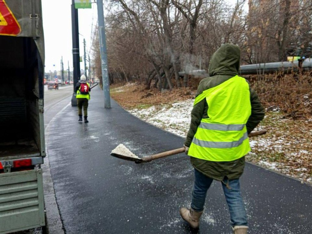 Дороги и тротуары обрабатывают от наледи в Челябинске