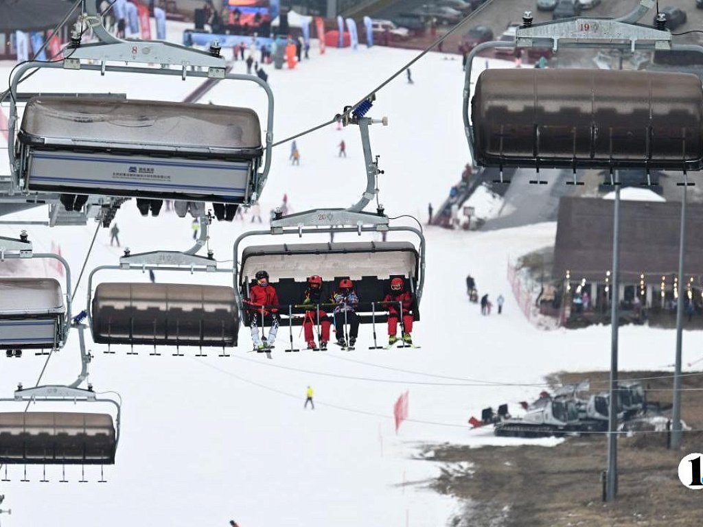 Новый шестиместный подъемник запустили на Солнечной долине в Миассе
