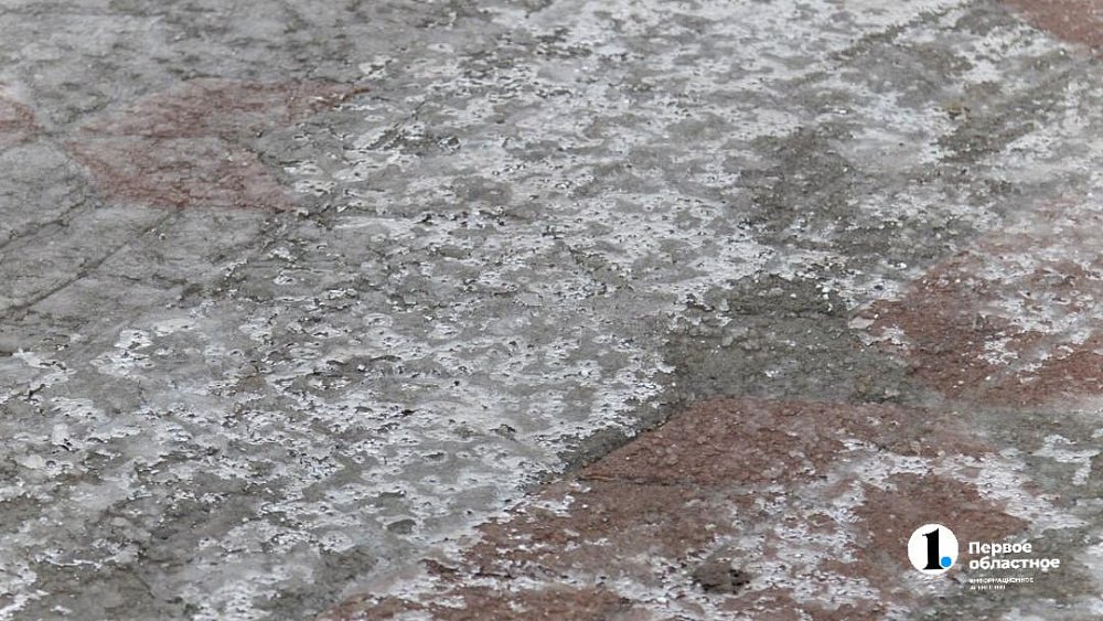 Челябинцам рассказали, куда обращаться, если во дворах скользко