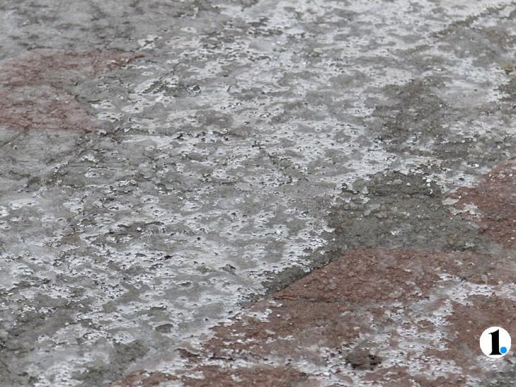 Челябинцам рассказали, куда обращаться, если во дворах скользко