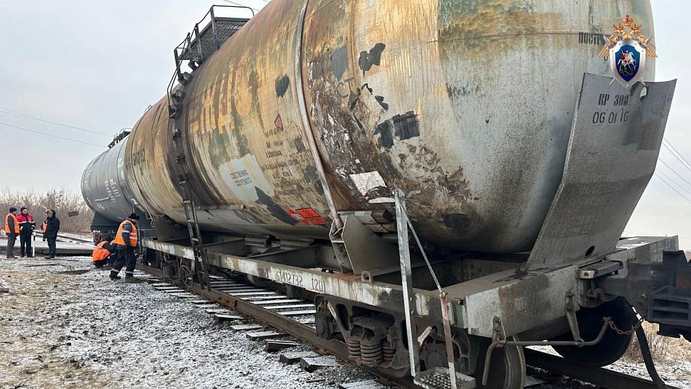 Под Челябинском сошли с рельсов две цистерны с бензином