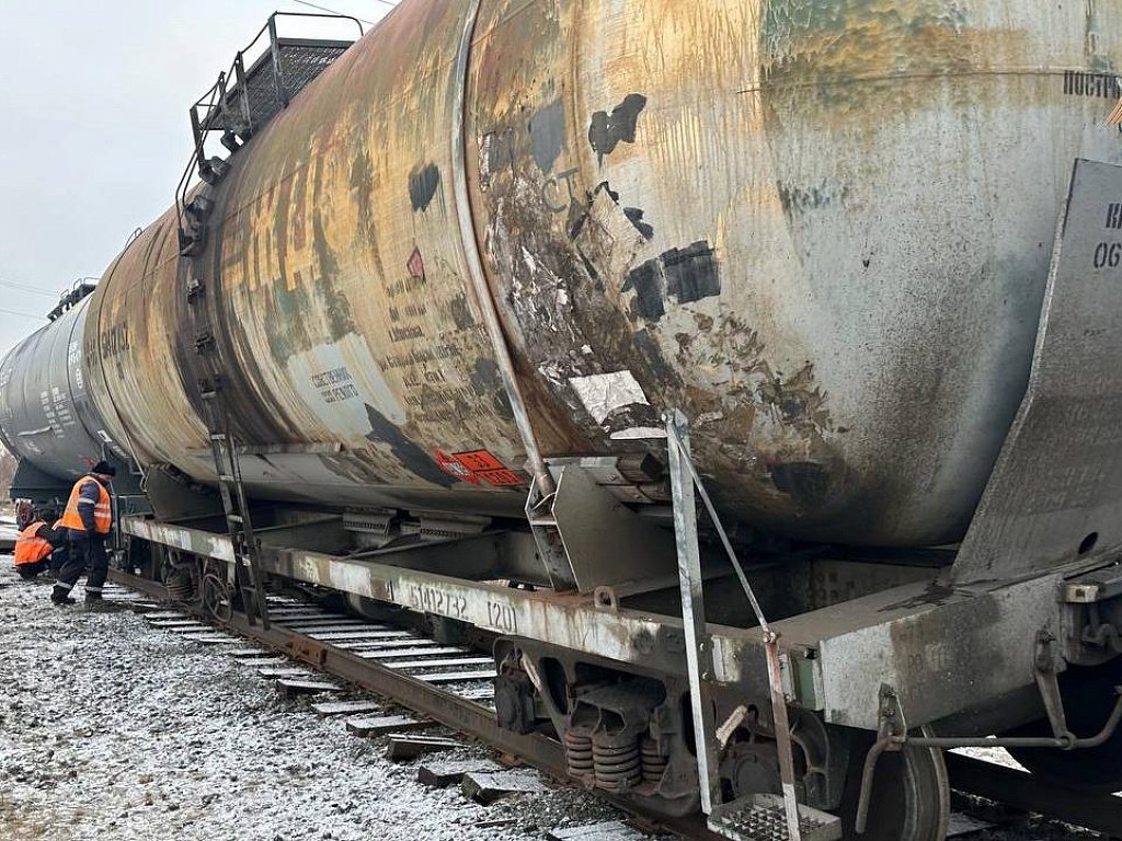 Под Челябинском сошли с рельсов две цистерны с бензином