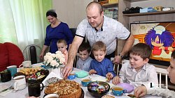 В семье из Челябинской области растут десять сыновей и две дочки