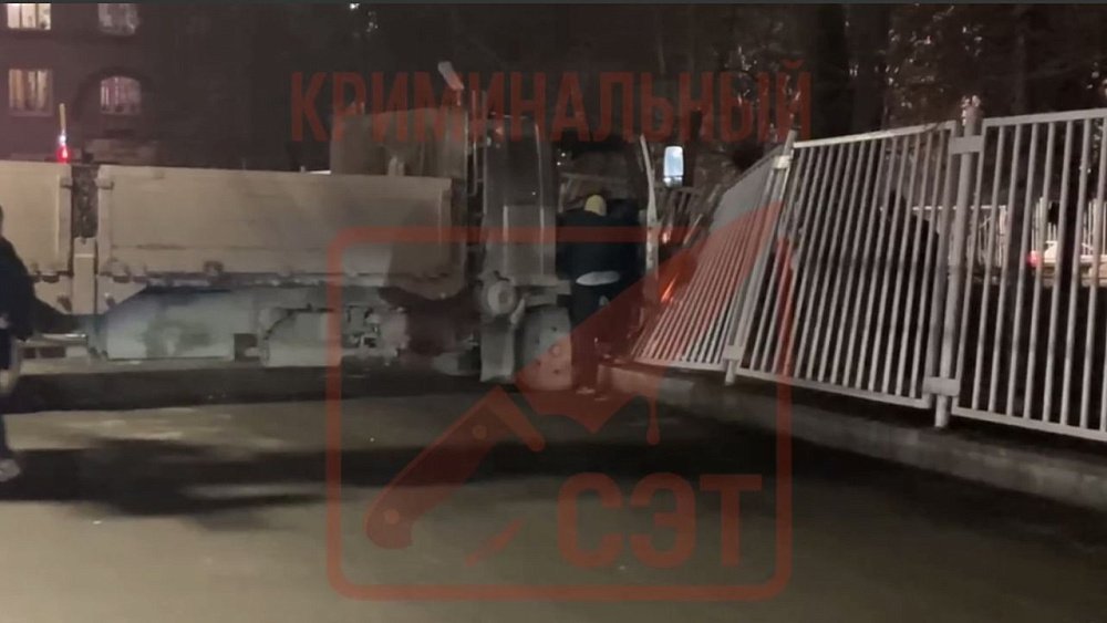 Грузовик врезался в забор у школы № 46 в Ленинском районе Челябинска